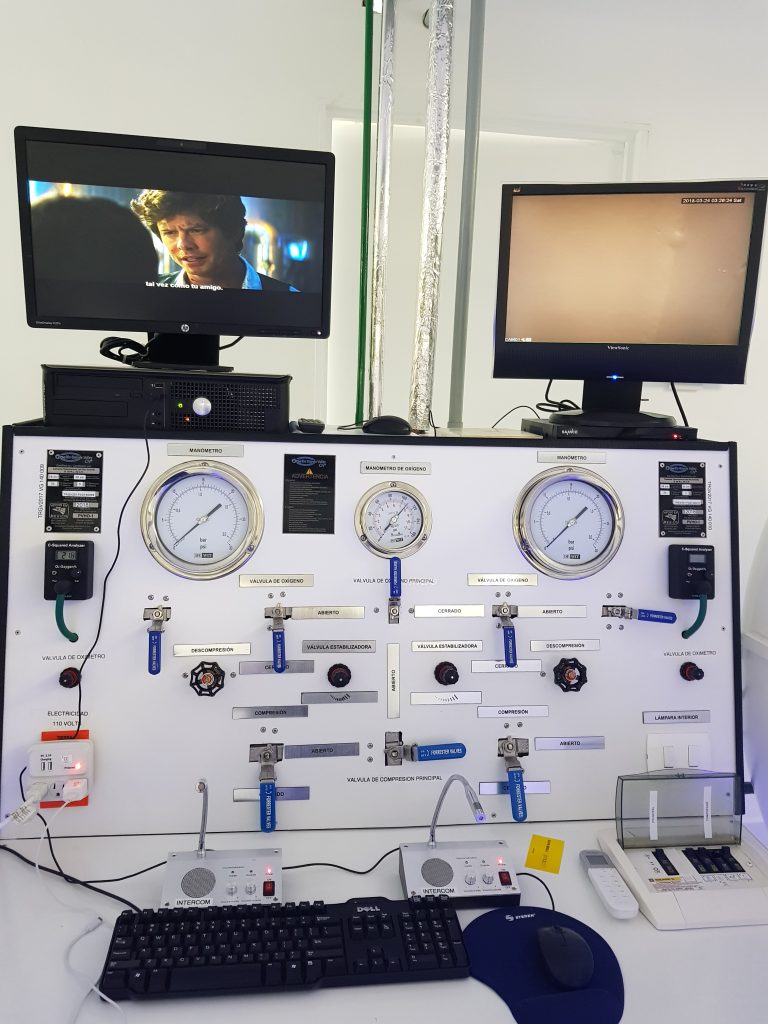 imágen de controles de una cámara hiperbárica