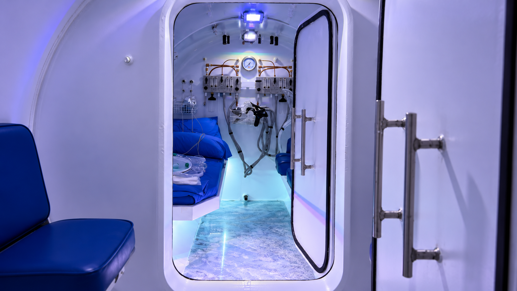 Interior de camara hiperbarica RGVCH iluminada en azul